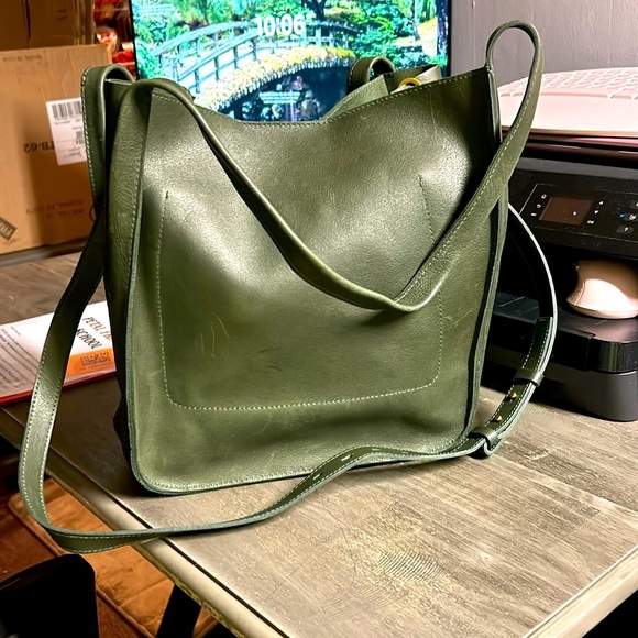 Madewell Handbags - Madewell Green Genuine Leather magnetic closure tote